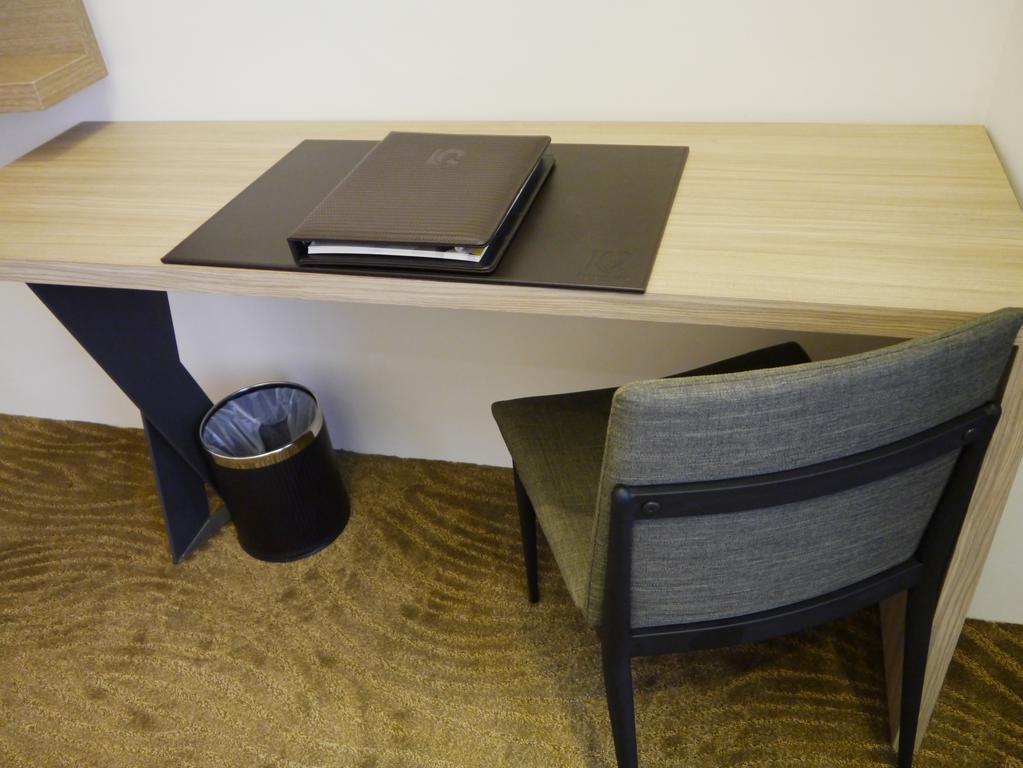Look Royal Resort Csiaji Kültér fotó A desk with a pen holder