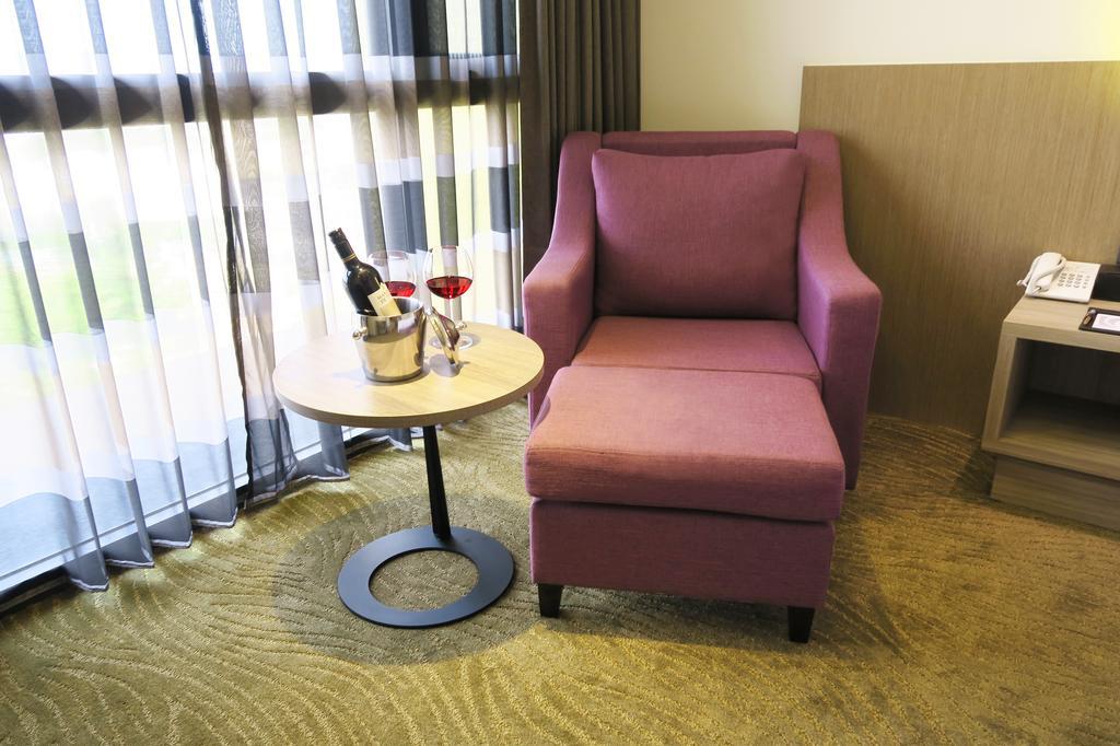 Look Royal Resort Csiaji Kültér fotó A chair with a footrest