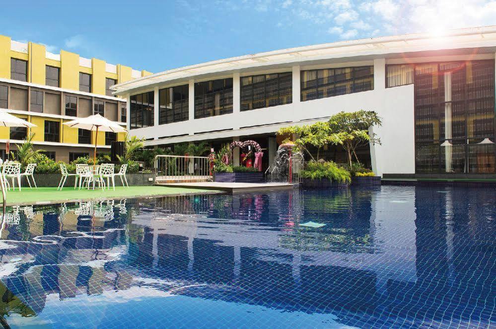 Look Royal Resort Csiaji Kültér fotó The swimming pool at the hotel