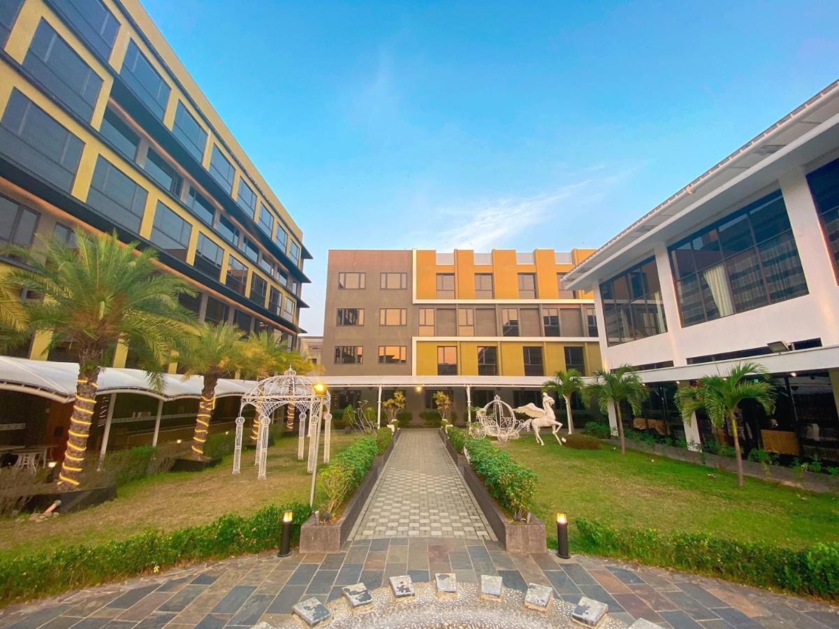 Look Royal Resort Csiaji Kültér fotó The University of Electronic Science and Technology of China